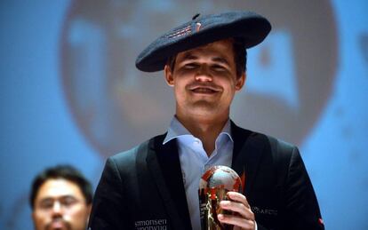 El noruego Magnus Carlsen con el trofeo de campe&oacute;n. 