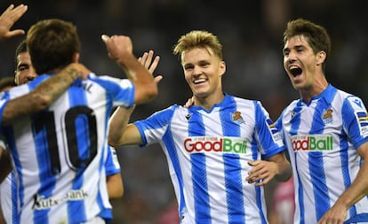 Martin Odegaard celebra con sus compañeros el primer gol de la Real Sociedad al Alavés