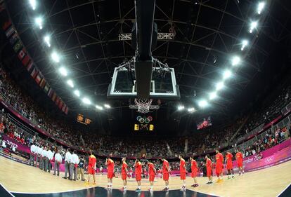 La selección de baloncesto en el momento en el que suena el himno de España.