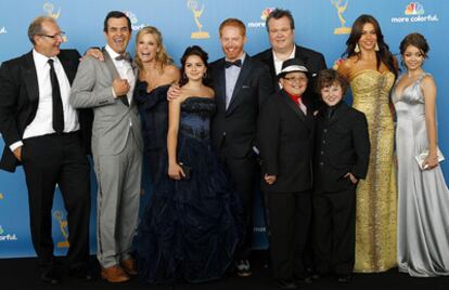 En el duelo de comedias 'Modern Family' se ha impuesto a 'Glee' y ha conseguido el premio a Mejor Serie. Su plantes de actores han sido de los más entusiastas en el escenario