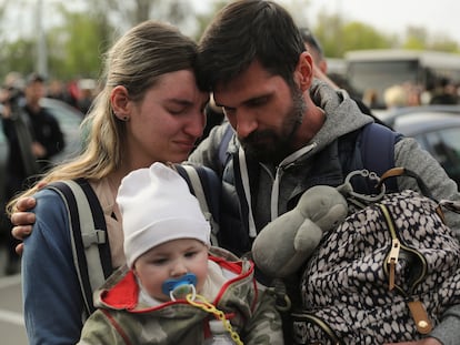 Primeros civiles evacuados de la acería de Azovstal, en Mariupol (Ucrania), a su llegada en mayo a Zaporiyia.