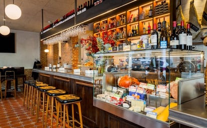 El restaurante Martín Tostón, en el barrio de Salamanca, es un homenaje a la cocina castiza. Un colmado con la esencia de los comercios de siempre y la mirada de hoy.