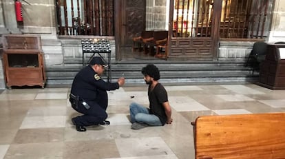 El atacante, al momento de ser detenido en la catedral.