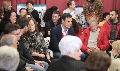 El secretario general del PSOE, Pedro Sánchez, ayer en un acto con militantes de Vallecas.