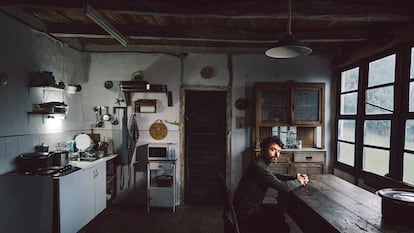 Rodrigo Sorogoyen sentado en la cocina de la casa donde rodó 'As bestas' en Quintela de Barjas, en el Bierzo leonés.