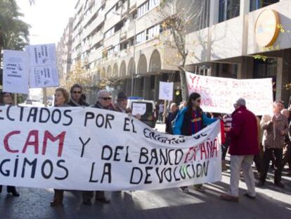 Afectados por los productos tóxicos de la CAM durante una protesta ante la sede de la entidad