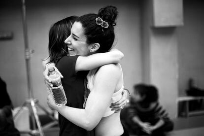 Lucía se abraza a Isa, su entrenadora, tras su participación en el Campeonato de España, en Madrid.