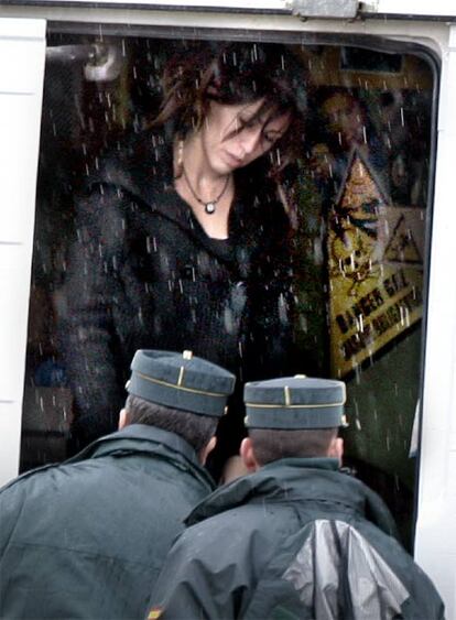 Dos guardias civiles miraban ayer el interior de una furgoneta de jóvenes de la <i>rave</i>.