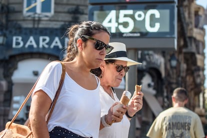 Dos mujeres disfrutaban de un helado en Bilbao, el miércoles 23 de agosto.