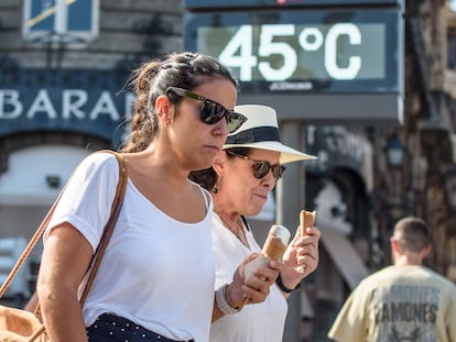 Dos mujeres caminaban el 23 de agosto por delante de un termómetro en el centro de Bilbao.