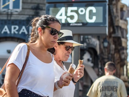 Dos mujeres disfrutan de un helado en Bilbao en agosto de 2023, durante la quinta ola de calor del verano