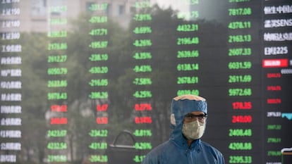 Un trabajador ante una pantalla en la sede de la Bolsa de Shanghai.