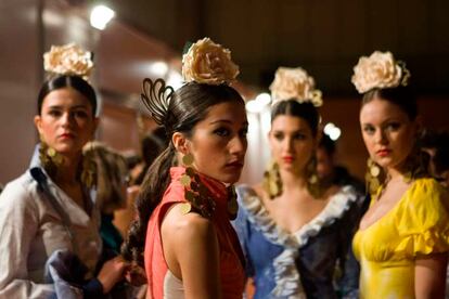 Las modelos esperan para salir en la primera jornada de la Semana de la Moda Flamenca. Ellas son los rostros que dan vida a los trajes de los nuevos creadores como Esperanza Gómez, Labajo Yuste o Vidal Carballo.