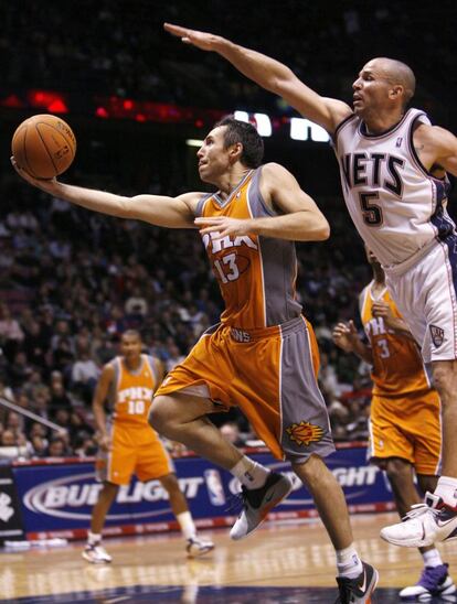 En 2004, Steve Nash regresó al equipo con el que comenzó su aventura en la NBA, los Phoenix Suns. El sudafricano vistió la camiseta de los Suns hasta 2012. En la foto, Nash intenta una " bandeja" ante la oposición de Jason Kidd de los New Jersey Nets.