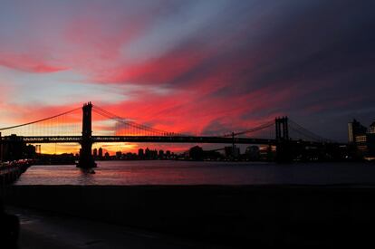 El amanecer sobre el East River y el Williamsburg Bridge, entre Brooklyn y Manhattan, en la ciudad de Nueva York.