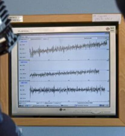 Fotograf&iacute;a facilitada por el Ayuntamiento de Alcorc&oacute;n del sistema de seguimiento de terremotos instalado hoy en la localidad tras el temblor de 3,5 grados de magnitud en la escala de Richter.