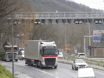 Camiones circulan por la N-I en Andoain (Gipuzkoa) bajo el arco que marca el peaje para vehículos pesados.