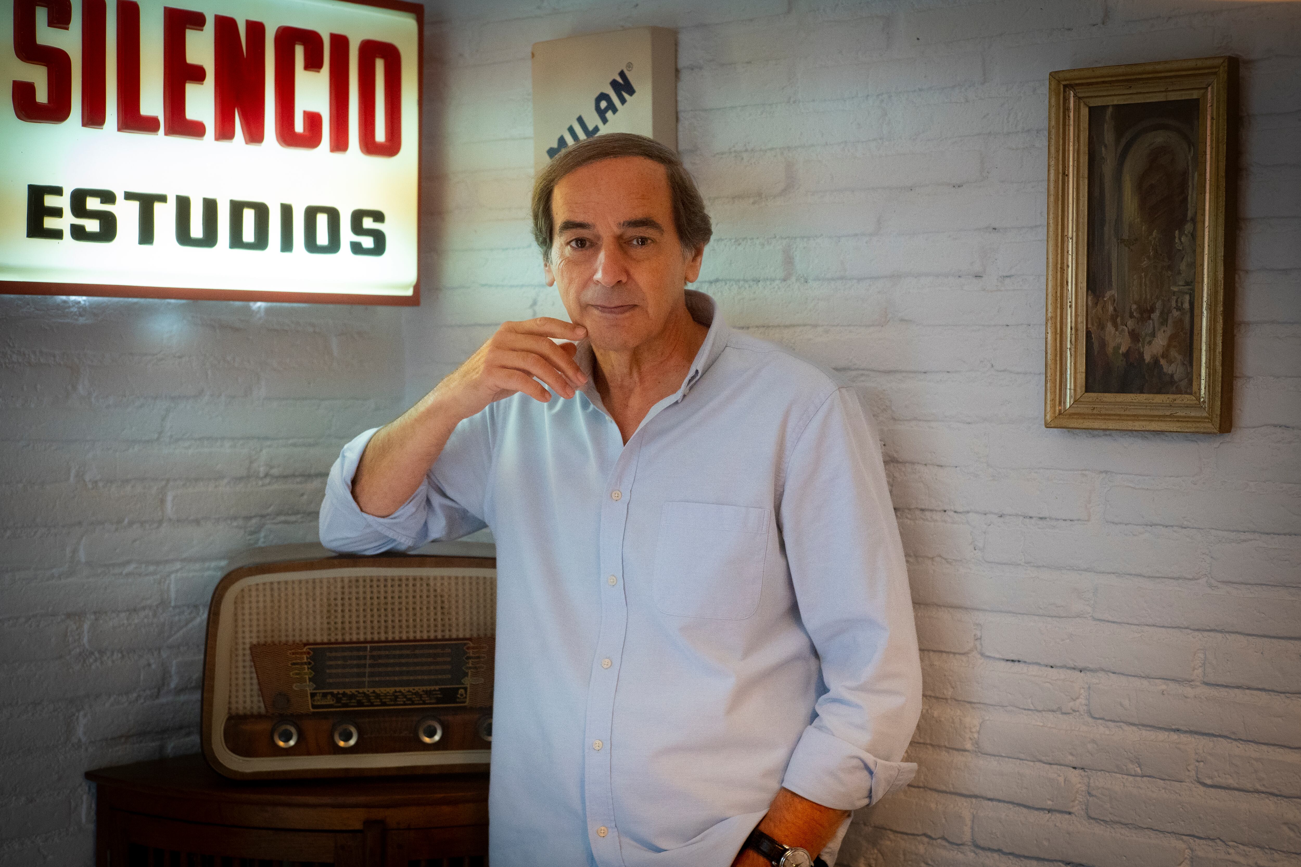 Isaías Lafuente, en su casa, custodiando una radio antigua e iluminado por el letrero que presidía la entrada a los estudios de la cadena SER de la segunda planta de la madrileña calle Gran Vía, 32, antes de ser trasladados a la octava. Allí empezó todo.