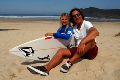 Marcos Rodríguez y su hija surfista Yolanda en el Pantín Classic, en Ferrol.