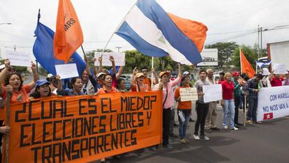 Manifestantes nicaraguenses protestam contra a decisão da Corte Suprema contra o Partido Liberal Independente (PLI).