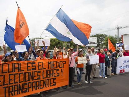 Manifestantes nicaraguenses protestam contra a decisão da Corte Suprema contra o Partido Liberal Independente (PLI).