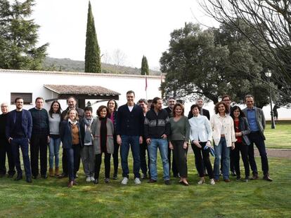 De izquierda a derecha, la ministra de Trabajo, Yolanda Díaz; Juan Carlos Campo (Justicia); Margarita Robles (Defensa); Manuel Castells (Universidades); Alberto Garzón (Consumo); Luis Planas (Agricultura); Irene Montero (Igualdad); José Luis Ábalos (Transporte); Nadia Calviño (vicepresidenta, Economía); Arancha González Laya (Exteriores); Carmen Calvo (vicepresidenta primera); Reyes Maroto (Industria); Pedro Sánchez; detrás de Sánchez, medio tapado, José Luis Escrivá (Seguridad Social); Pablo Iglesias (vicepresidente segundo); José Manuel Rodríguez Uribes (Cultura); Teresa Ribera (vicepresidenta, Transición Ecológica); Isabel Celáa (Educación); Fernando Grande-Marlaska (Interior); María Jesús Montero (Hacienda y portavoz del Gobierno); Salvador Illa (Sanidad); Carolina Darias (Política Territorial) y Pedro Duque (Ciencia).