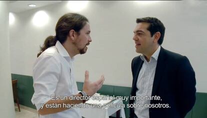 Pablo Iglesias con el primer ministro griego, Alexis Tsipras, en el documental de Fernando Le&oacute;n de Aranoa. 