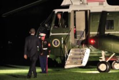 El presidente estadounidense, Barack Obama (c), hoy, martes 3 de septiembre de 2013, en Washington, D.C. (EEUU), antes de partir en la primera fase de su viaje a Suecia. Obama, despeg&oacute; hoy en el Air Force One con rumbo a Estocolmo (Suecia), donde comenzar&aacute; una gira de 3 d&iacute;as que le llevar&aacute; a reunirse con sus socios del G20 en Rusia en plena crisis sobre el uso de la fuerza en Siria. EFE/ DENNIS BRACK / POOL