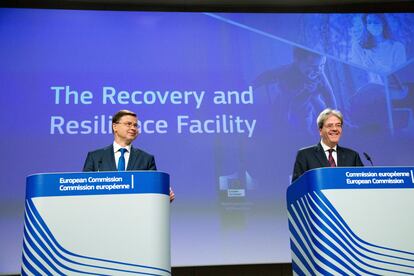El vicepresidente de la Comisión Europea Valdis Dombrovskis (izquierda), junto al comisario Paolo Gentiloni.
