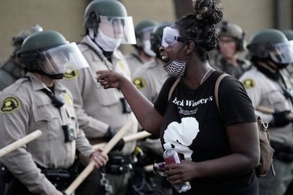 Una manifestante protesta ante la policía durante las manifestaciones contra la violencia policial en California. 
 