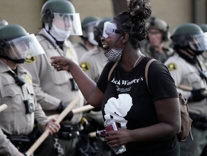 Una manifestante protesta ante la policía durante las manifestaciones contra la violencia policial en California. 
 
