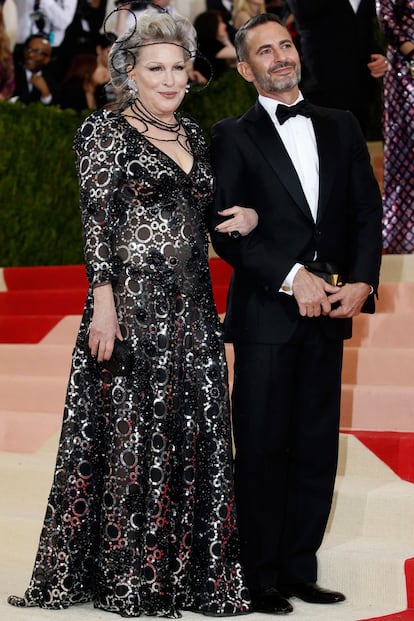 La actriz Bette Midler y el diseñador Marc Jacobs.