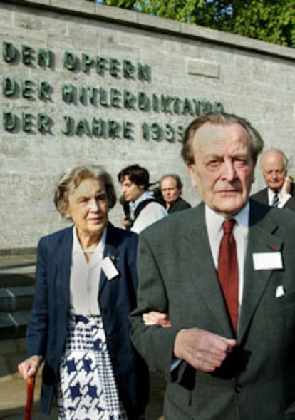Philipp Freiherr von Boeselager, uno de los pocos supervivientes del grupo que preparó el atentado, con su esposa durante los actos de homenaje a la resistencia alemana.