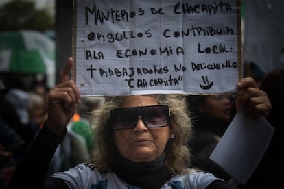 Julieta Aldín sostiene una de las pancartas frente a la policía. 