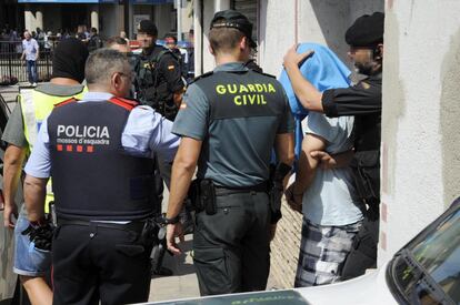 La Guardia Civil y los Mossos d'Esquadra se llevan al segundo detenido por su supuesta implicación en los atentados
