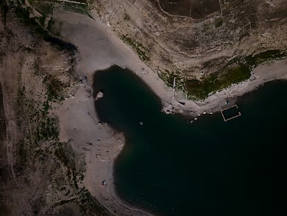 Una imagen del pantano de Boadella, en el Alt Empordà, con niveles muy bajos desde hace meses.