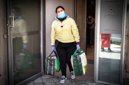 Una vecina del barrio acude al centro de la Fundació Per Amor a l'Art a recoger comida y productos de higiene básica. Unas 36 familias se benefician cada semana de la ayuda. 


