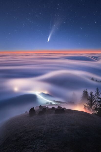 En la categoría de foto única, el ganador ha sido el fotógrafo autodidacta indio <a href="https://tanmaysapkal.com/" target="_blank">Tanmay Sapkal</a> por una instantánea tomada en lo alto del monte Tamalpais, ubicado en el condado de Marin, al norte de San Francisco, donde trabaja este diseñador de 'hardware' para Apple. En su tiempo libre, Sapkal explora el paisaje del oeste de los Estados Unidos, aunque su primera incursión en la fotografía fue viajando con sus padres a rincones remotos de la India. Sobre la foto ganadora, Sapkal explica: "Es un lugar bastante especial ya que, debido a su altitud (casi 800 metros sobre el nivel del mar), el paisaje queda bajo nuestros pies envuelto en una niebla costera que se abate sobre la zona casi todas las noches de verano".