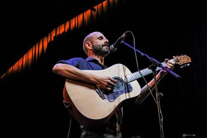 Josele Santiago durante un concierto en el auditorio de Conde Duque.