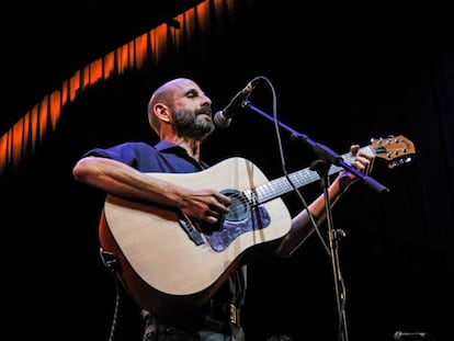 Josele Santiago durante un concierto en el auditorio de Conde Duque.