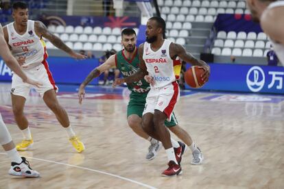 La selección logró imponerse con un cómodo 114-87 a Bulgaria en su debut en el campeonato. Los de Sergio Scariolo fueron muy superiores durante todo el encuentro a su rival. El partido sirvió también para que Rudy Fernández igualara a Epi como segundo jugador español con más internacionalidades (239). Solo les supera Juan Carlos Navarro, que defendió 253 veces la camiseta nacional.