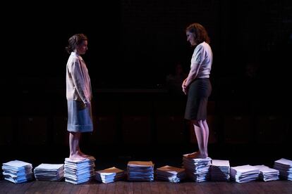 Los personajes de Elena Fortún (izqda.) y Carmen Laforet dialogan en el escenario del Teatro Cervantes de Londres