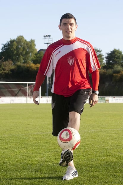 El futbolista Juan Cabrejo, en el campo del Cerceda.