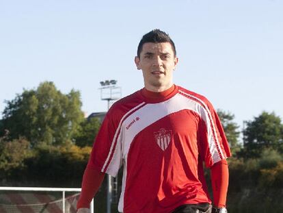 El futbolista Juan Cabrejo, en el campo del Cerceda.