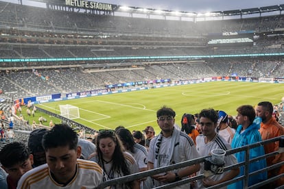 Aficionados salen del estadio por alarma de lluvia y tormenta eléctrica. 