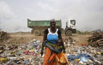 Kalandjibo Balo, de 23 años, recoge plásticos en un vertedero en Akouedo (Costa de Marfil).