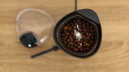 Molinillos de café electricos sobre una mesa de madera.