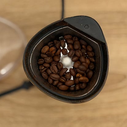 Molinillos de café electricos sobre una mesa de madera.
