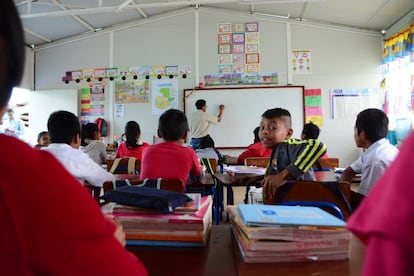 Las nuevas aulas modulares que se están instalando en la Escuela Centroamérica tienen “muy buena luz”, en palabras de la profesora Reyna Oralia Sakil. “En la que estábamos antes era oscura y el techo goteaba. Pero no solo es el inmueble, también las sillas y mesas, que ahora son más resistentes; antes se quebraban y no había dinero para repararlos”, asegura.