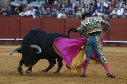 El diestro Julián López 'El Juli' con el capote en su segundo toro.